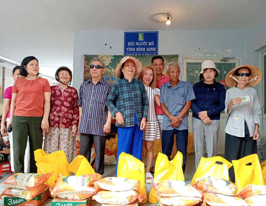 Tặng quà cho người mù có hoàn cảnh khó khăn tại chương trình. Ảnh: D.L 5a5d4dc16394eacab385.jpg