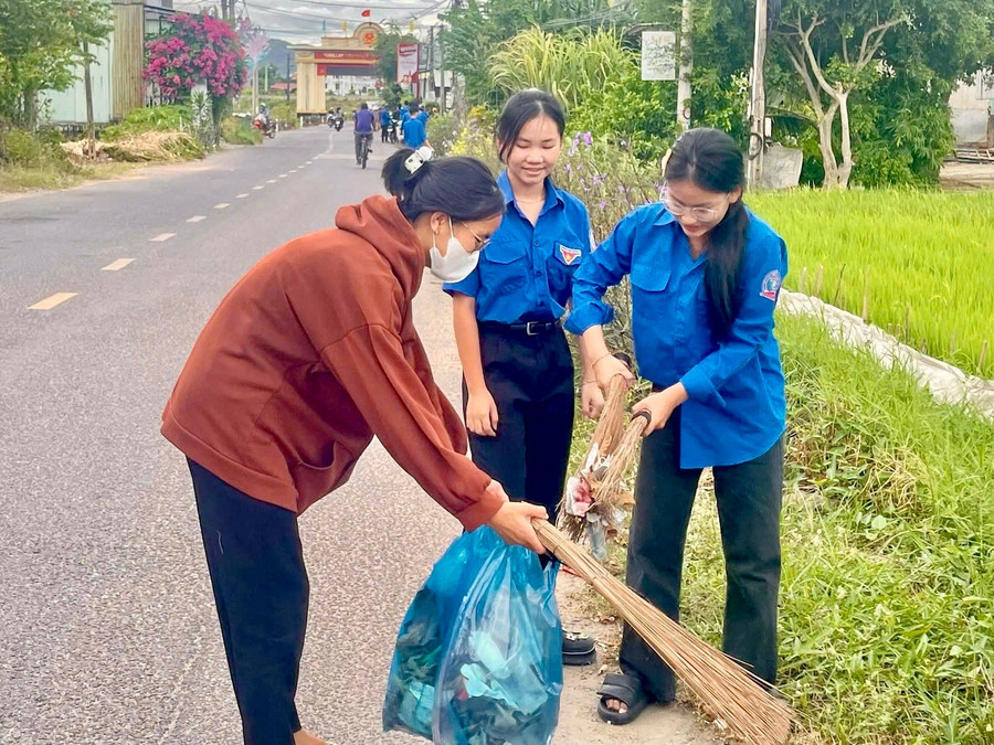 Đoàn viên thanh niên xã Tuy Phước dọn vệ sinh tại tuyến đường chính của thôn Hưng Nghĩa. Ảnh: ĐVCC b56dd9d0ad6e1b30427f.jpg