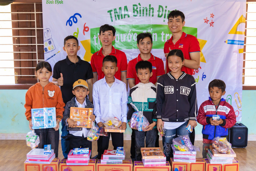 Nhóm tặng quà cho trẻ em ở xã Canh Liên. Ảnh: D.L 8454be880421b27feb30.jpg