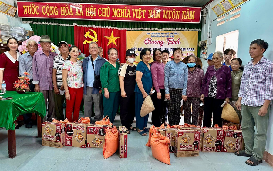 Vợ chồng ông Bốn, bà Lê (giữa) tặng quà cho người dân tại chương trình. Ảnh: ĐVCC img-6778.jpg