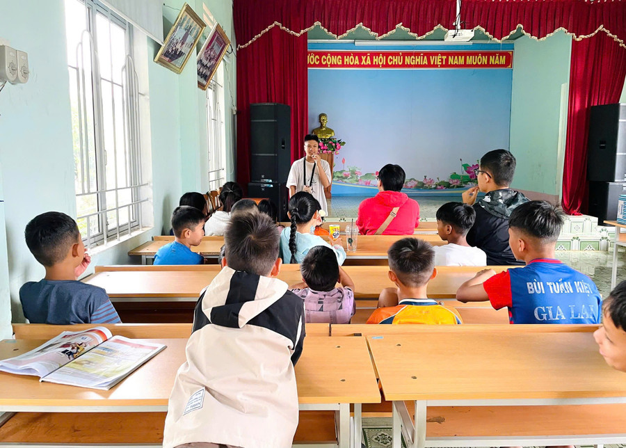 Em Nguyễn Viết Minh dạy tiếng Anh cho các em nhỏ ở Trung tâm Bảo trợ Xã hội tổng hợp tỉnh Gia Lai. Ảnh: P.L 4.jpg