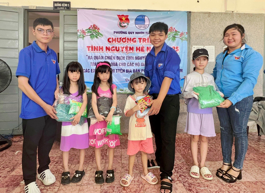 Đoàn phường Quy Nhơn Nam tặng quần áo mới cho trẻ em có hoàn cảnh khó khăn. Ảnh: D.L img-5903.jpg
