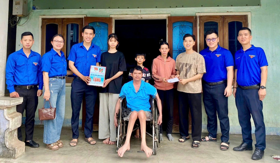 Đoàn Thanh niên xã Tuy Phước, Chi đoàn Agribank Tuy Phước - Vân Canh cùng nhà hảo tâm tặng quà cho gia đình em Trương Lê Huyền Trân. Ảnh: D.L z6849493015213-f0e6dbc5070fb3c71505354785b50f72.jpg
