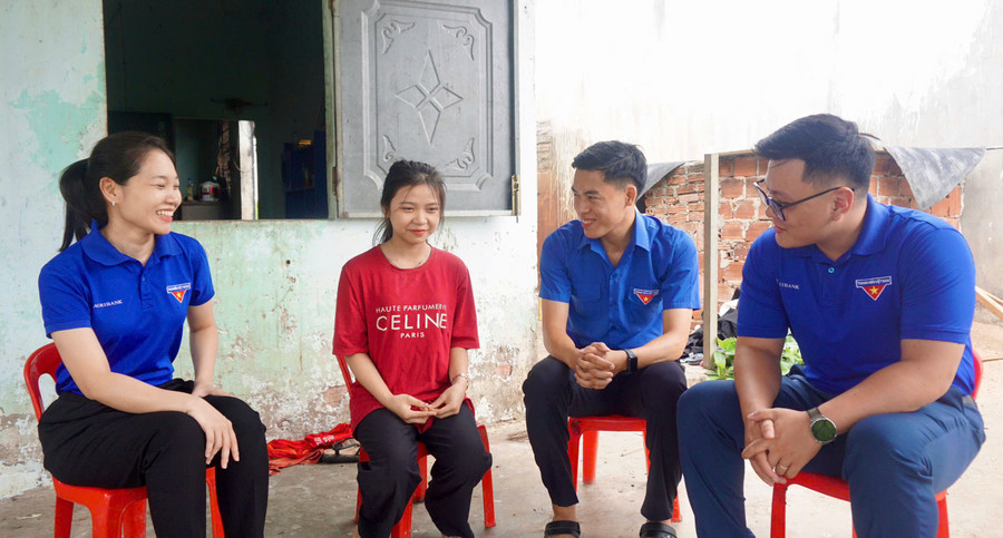 Hương (giữa) trò chuyện cùng 2 đơn vị ghé thăm, tặng quà cho em vào ngày 26-7. Ảnh: D.L z6849493654358-29d5b8aa4e381cd1ecb91811332711f1.jpg