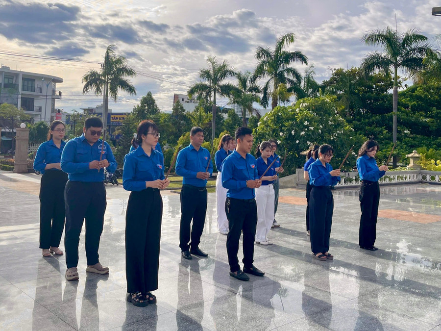 Đoàn viếng Nghĩa trang Liệt sĩ ở phường Quy Nhơn Nam. Ảnh: D.L img-6263.jpg