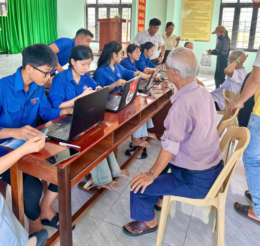 Người cao tuổi đang được hỗ trợ. Ảnh: D.L z6809750362290-9794b938ebf1cde270358521af5bd639.jpg