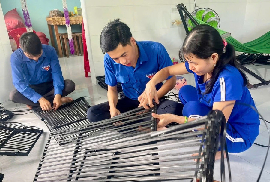 Chị Hằng (bìa phải) hướng dẫn đoàn viên thanh niên xã Tuy Phước đan nhựa giả mây. Ảnh: D.L z6849492992080-184d62ece585825f4a0d87c31dab5d96.jpg
