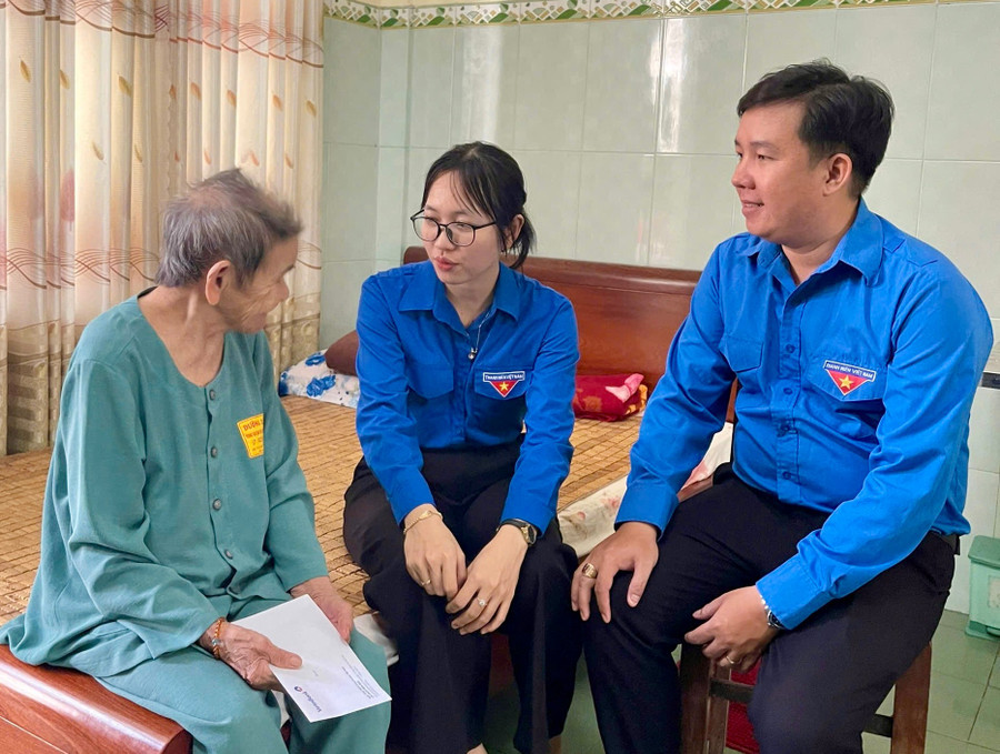 Tặng quà cho người có công tại trung tâm. Ảnh: D.L img-6270.jpg