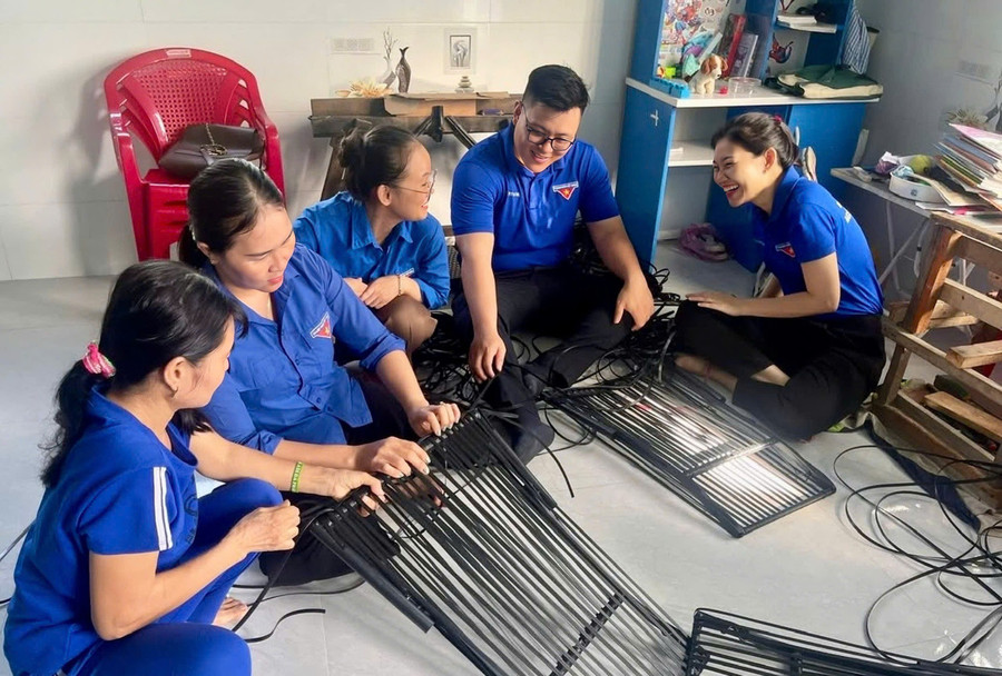 Đoàn viên thanh niên 2 đơn vị nhiệt tình hỗ trợ 1 ngày công đan nhựa giả mây cho chị Hằng. Ảnh: D.L Đoàn viên thanh niên 2 đơn vị nhiệt tình hỗ trợ 1 ngày công đan nhựa giả mây cho chị Hằng. Ảnh: D.L