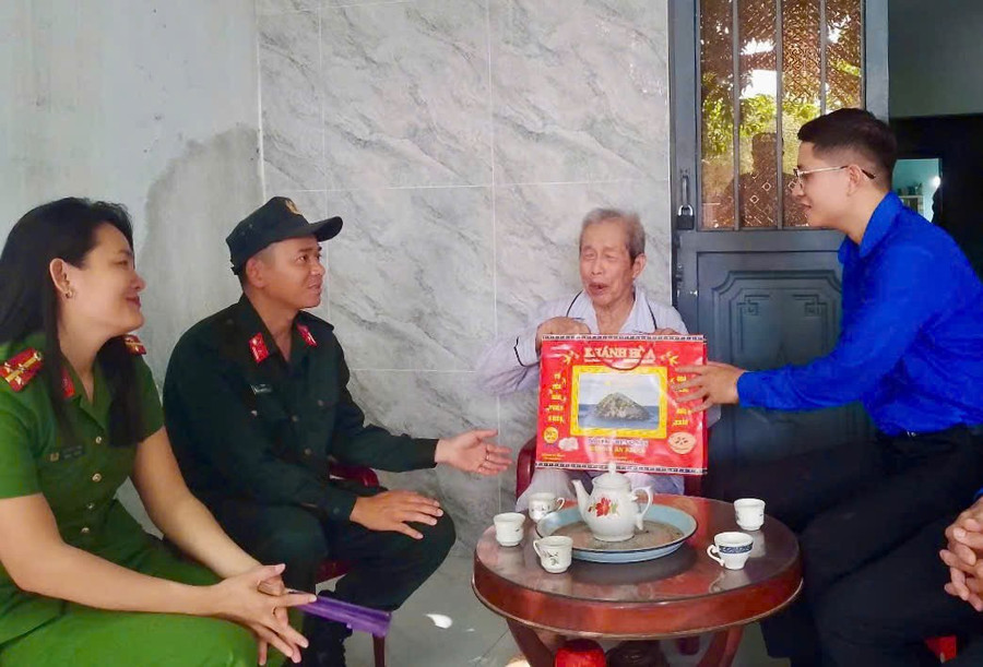Thăm, tặng quà cho cựu chiến binh Nguyễn Văn Bản (95 tuổi, ở phường Quy Nhơn Tây), người từng tham gia chiến dịch Điện Biên Phủ. Ảnh: ĐVCC ad266e42d72f5e71073e.jpg