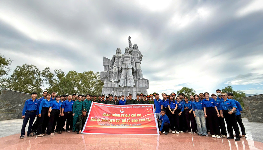 Các đơn vị tổ chức hành trình về địa chỉ đỏ Khu di tích lịch sử “Nữ tù binh Phú Tài”. Ảnh: ĐVCC 5788a7cf51a2d8fc81b3.jpg