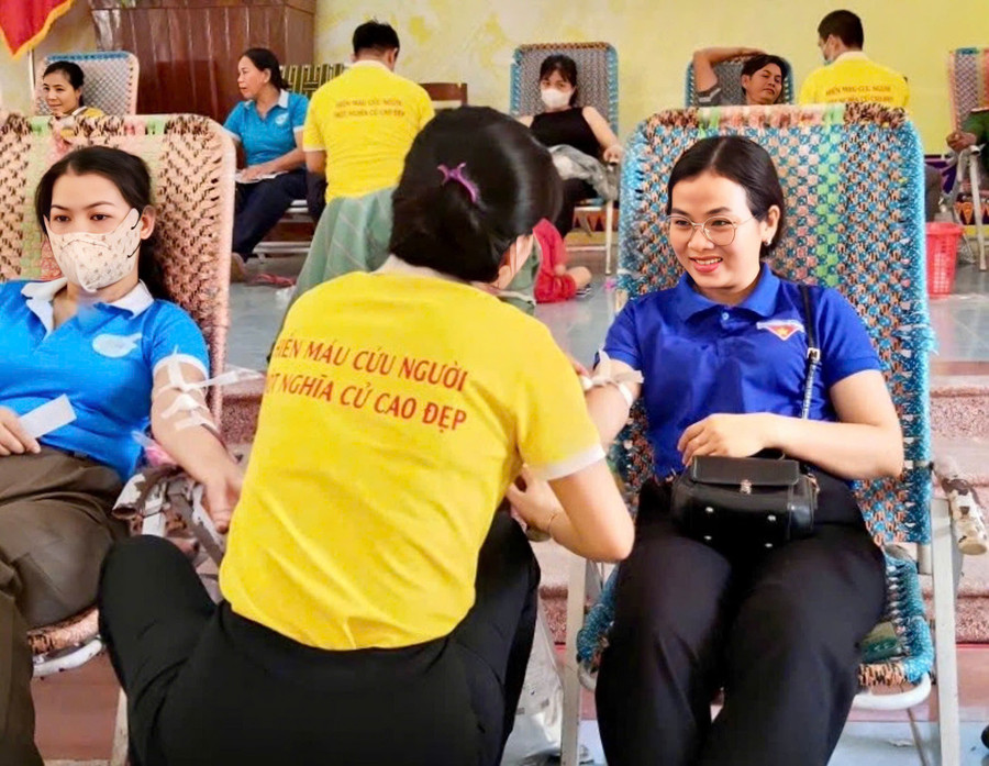 Cán bộ Đoàn phường Hoài Nhơn Nam tham gia hiến máu. Ảnh: ĐVCC z6823536999201-5771eff72e95c9ef60db051f2b2f5d87.jpg