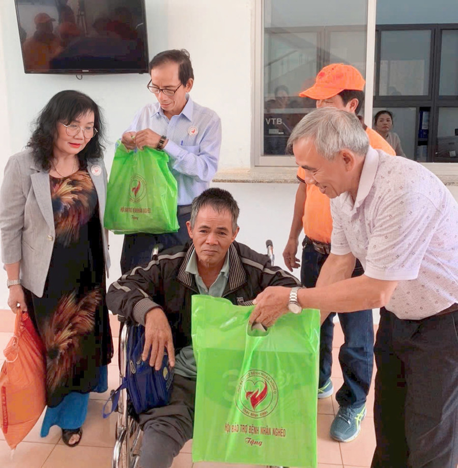 Đại diện Hội Bảo trợ bệnh nhân nghèo tỉnh tặng quà cho anh Chí. Ảnh: ĐVCC img-6364.jpg