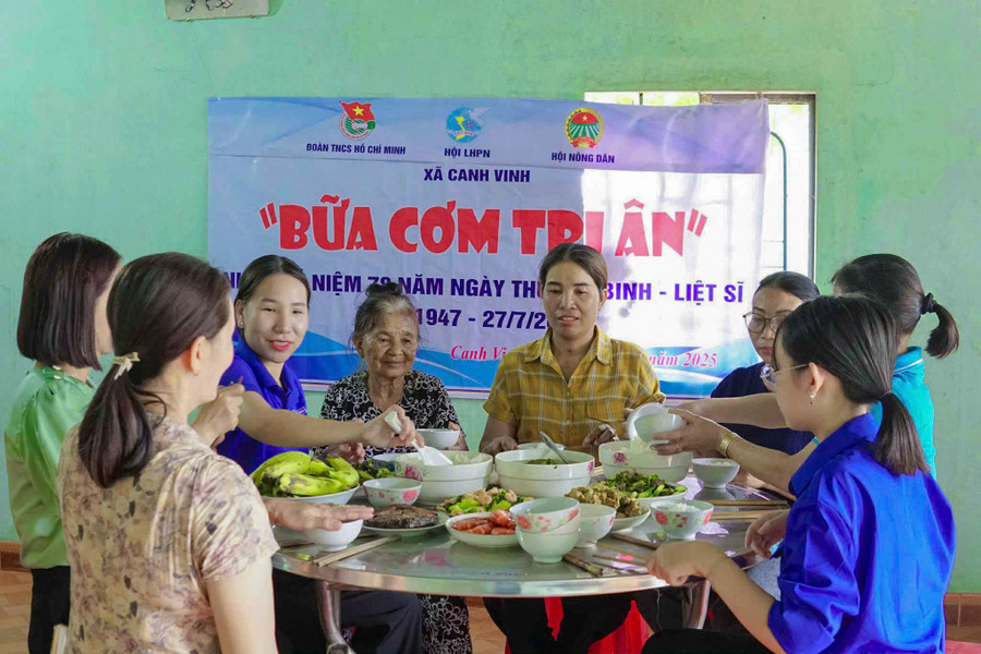 Đoàn Thanh niên xã Canh Vinh phối hợp cùng các đơn vị tổ chức "Bữa cơm tri ân" tại nhà bà Võ Thị Dây (thân nhân liệt sĩ Bùi Lộc). Ảnh: D.L 3d796137dd8b6bd5329a.jpg