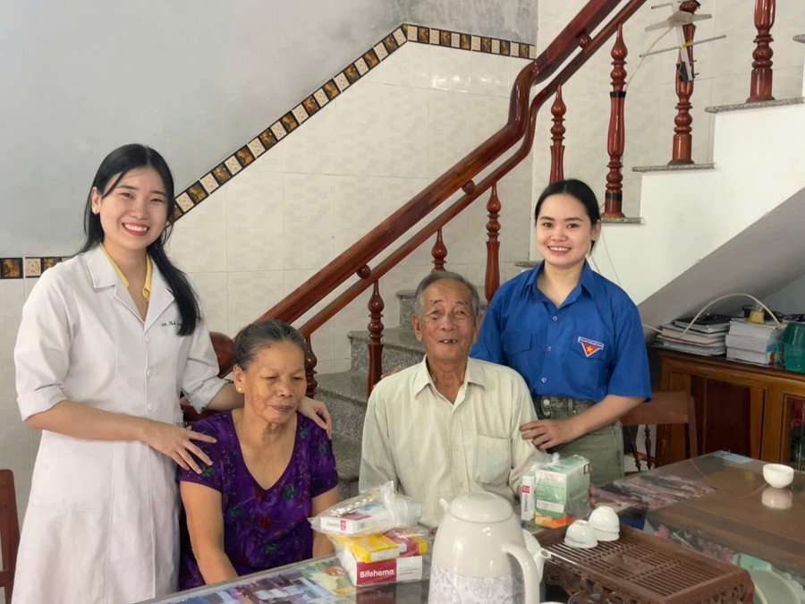 Đoàn Thanh niên xã Tuy Phước phối hợp cùng Chi đoàn Trung tâm Y tế Tuy Phước đến tận nhà thăm, khám phát thuốc và tặng quà cho vợ chồng cựu chiến binh Nguyễn Thị Tâm và Nguyễn Văn Thưởng. Ảnh: D.L z6843450600150-ff7d7f2d04a49aff6b9c4a1d9a77b1d3.jpg