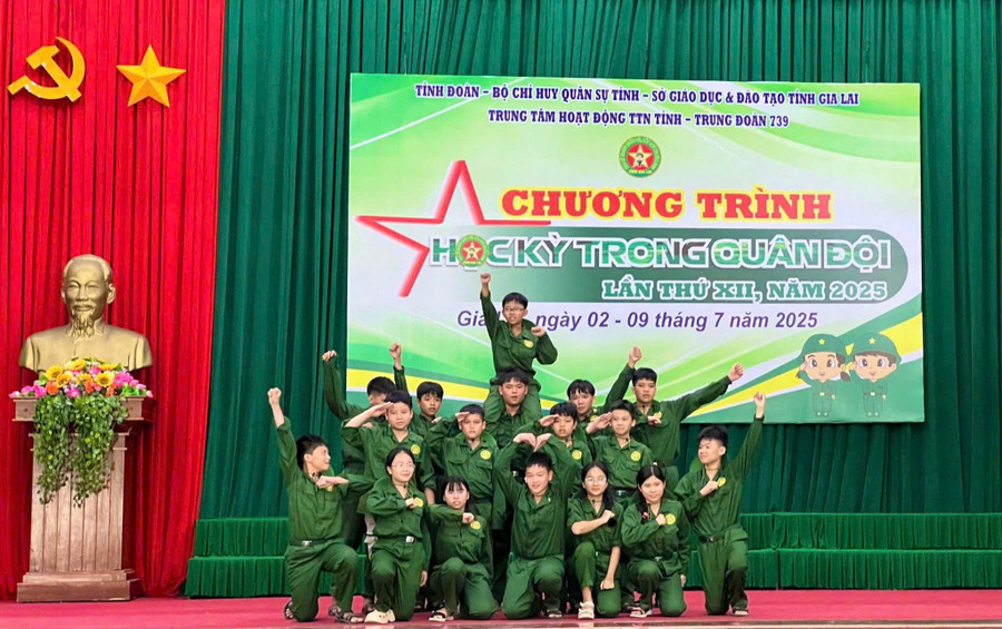 Các "chiến sĩ nhí" biểu diễn tiết mục văn nghệ đầu chương trình. Ảnh: D.L 4a2421cfedd05b8e02c1.jpg
