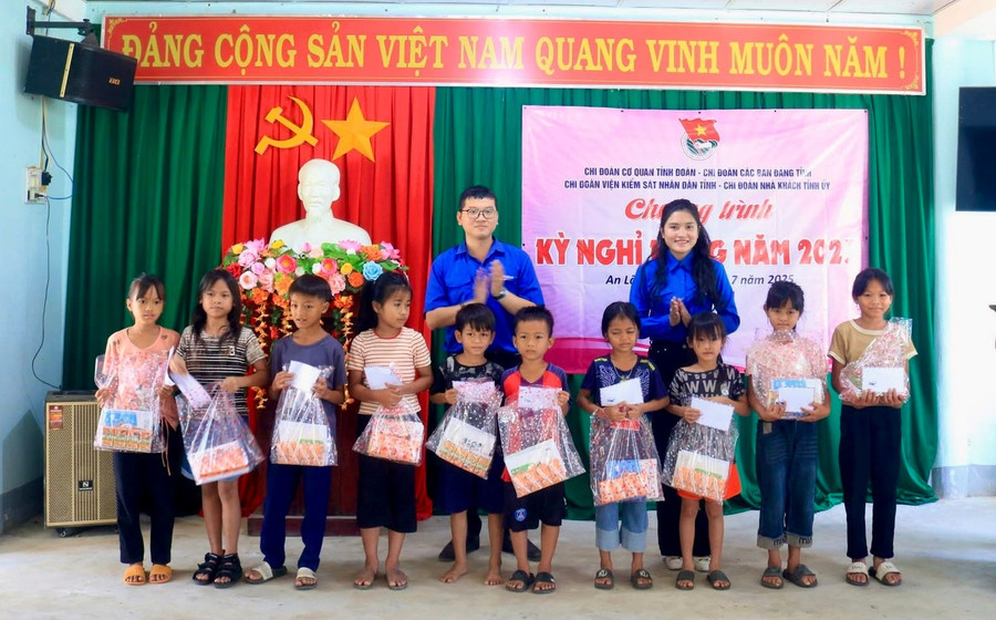 Trao quà cho thiếu nhi tại chương trình. Ảnh: D.L img-5930.jpg