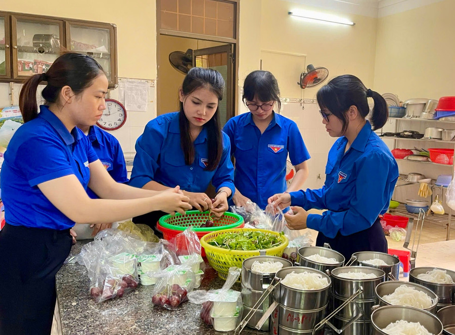 Đoàn chuẩn bị“Bữa cơm tri ân” cho người có công tại trung tâm. Ảnh: D.L img-6273.jpg