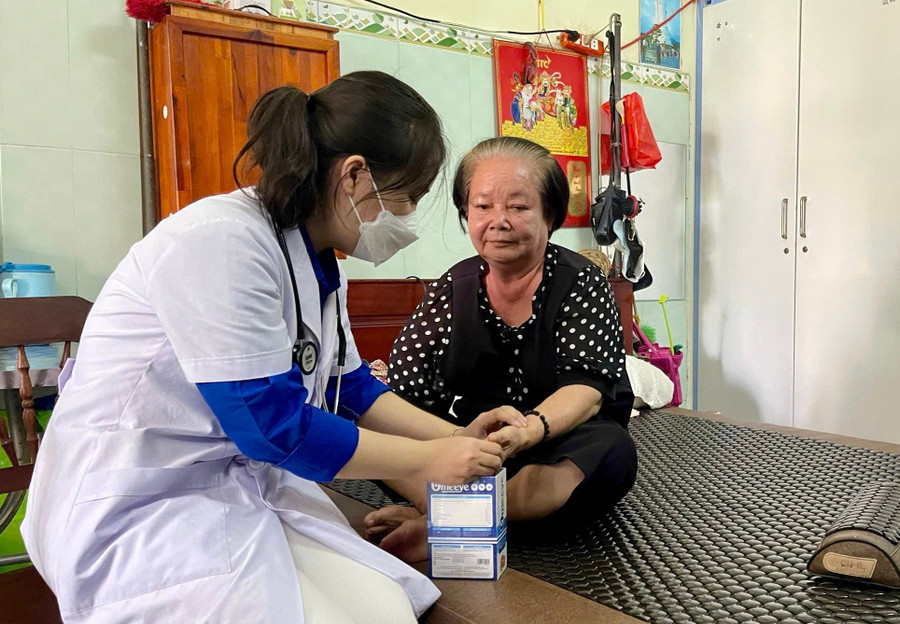 Tư vấn sức khỏe cho người có công tại trung tâm. Ảnh: D.L img-6269.jpg