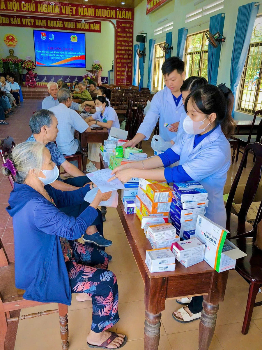Khám, tư vấn sức khỏe và cấp phát thuốc miễn phí cho người có công. Ảnh: ĐVCC z6821129372518-0a69b6c3720135191e56c176c9652455.jpg