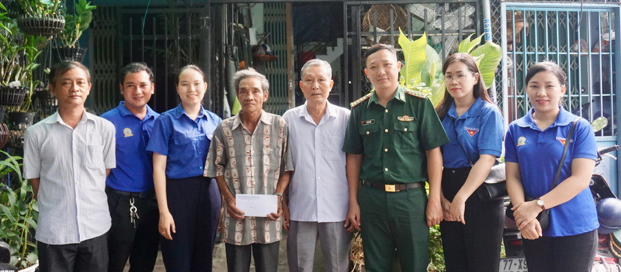 Thăm, tặng quà cho ông Mai Minh Cẩn (SN 1968) (thứ 4 từ trái sang), thân nhân liệt sĩ Mai Thanh Long (hy sinh năm 1972). Ảnh: D.L dsc02500.jpg