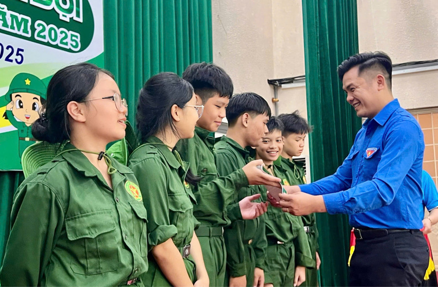 Bí thư Tỉnh đoàn Phạm Hồng Hiệp trao giấy chứng nhận hoàn thành chương trình Học kỳ quân đội năm 2025 cho các “chiến sĩ nhí”. Ảnh: D.L 70110145d45a62043b4b.jpg