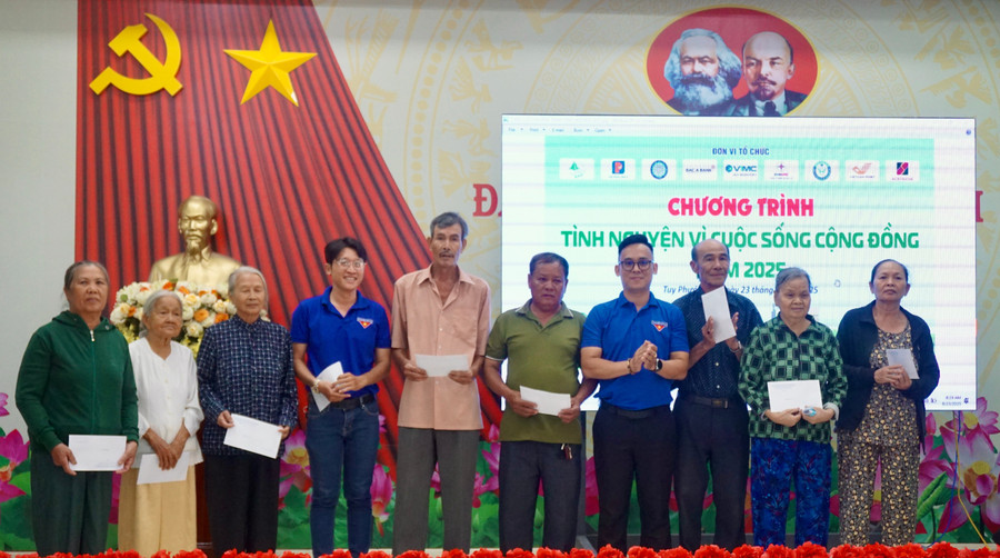 Tặng quà cho gia đình chính sách. Ảnh: D.L dsc02797.jpg