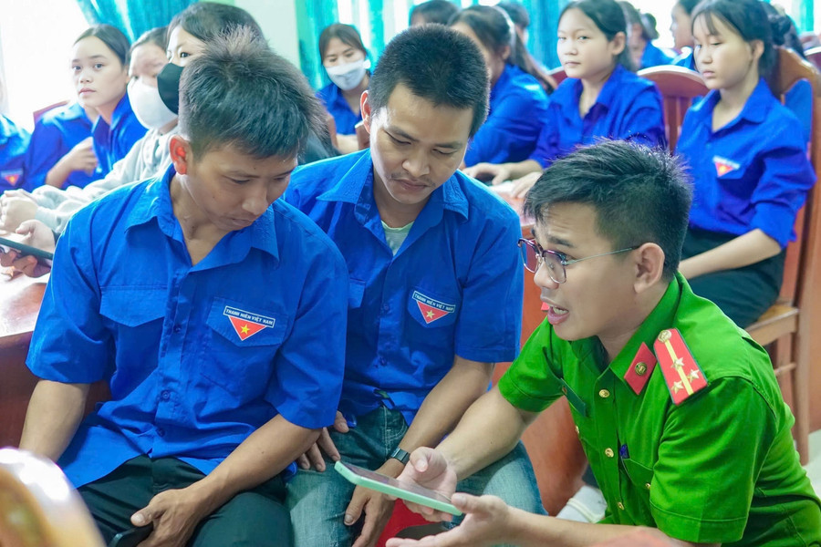 Đoàn Thanh niên xã Canh Vinh phối hợp cùng Công an xã Canh Vinh, Trung tâm Phục vụ hành chính công tập huấn hướng dẫn cài đặt, đăng ký và sử dụng ứng dụng định danh điện tử VNeID, hướng dẫn nộp hồ sơ các dịch vụ công trực tuyến cho đoàn viên thanh niên, học sinh trung học phổ thông trên địa bàn xã. Ảnh: D.L img-7941.jpg