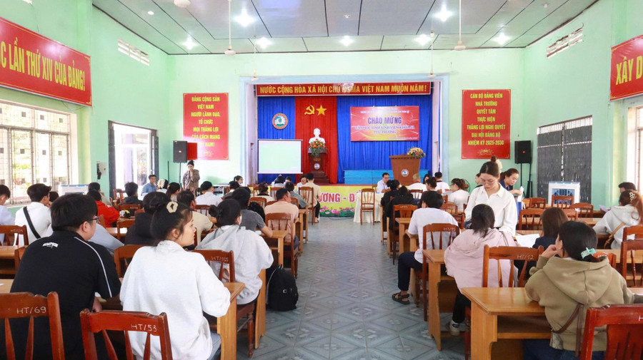 Quang cảnh buổi chào đón tân học sinh, sinh viên tại Trường Cao đẳng Cơ điện-Xây dựng và Nông lâm Trung bộ. Ảnh: ĐVCC img-8150.jpg