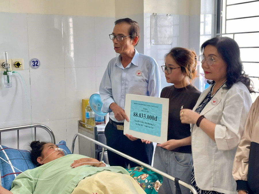 Đoàn trao tiền hỗ trợ cho bệnh nhân Ly. Ảnh: ĐVCC img-6834.jpg