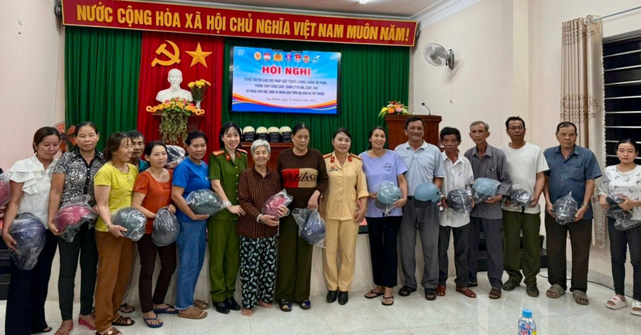 Tặng mũ bảo hiểm cho người dân tại chương trình. Ảnh: ĐVCC img-7621.jpg