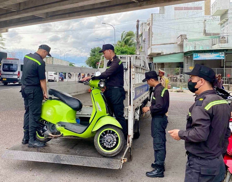 Đội hỗ trợ lực lượng chức năng vận chuyển phương tiện liên quan trong 1 vụ tai nạn giao thông (xảy ra trên tuyến Quốc lộ 19, tại ngã tư Cầu Bà Di, đoạn qua địa bàn xã Tuy Phước) về trụ sở cơ quan công an. Ảnh: ĐVCC img-7964.jpg