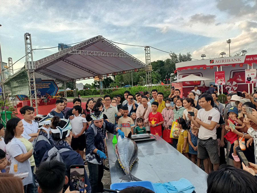 Biểu diễn mổ, phi lê cá ngừ đại dương. img-8161.jpg
