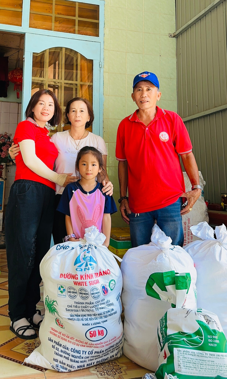Chị chị Đoàn Thị Hương (bìa trái) nhận đường từ những nhà hảo tâm ở địa phương. Ảnh: ĐVCC img-1795.jpg