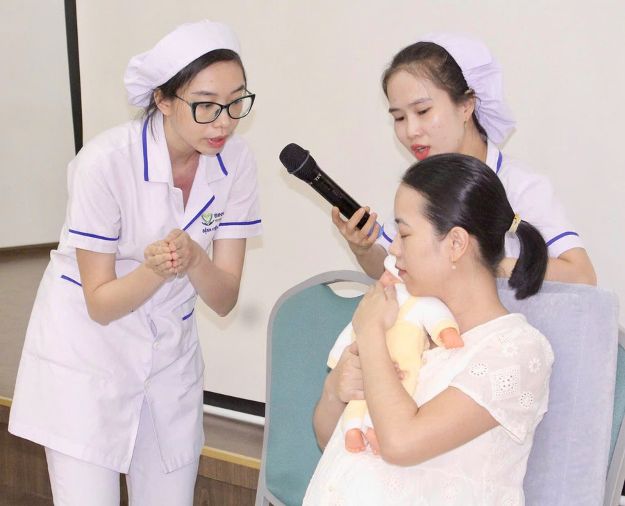 Thai phụ thực hành cách chăm sóc trẻ sơ sinh dưới sự hướng dẫn của điều dưỡng Bệnh viện Bình Định, ngày 19-7. Ảnh: ĐVCC 6776b5a75d44d41a8d55.jpg