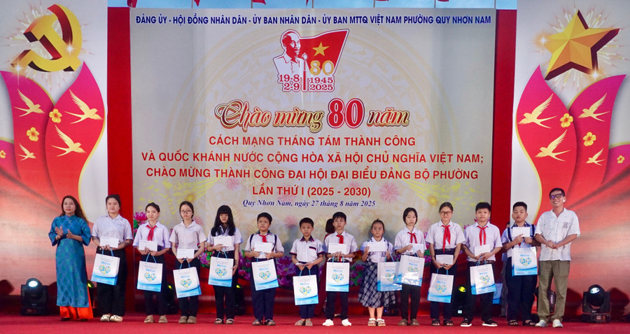 Ủy ban MTTQ Việt Nam phường Quy Nhơn Nam tặng học bổng và quà cho các học sinh có hoàn cảnh đặc biệt khó khăn. Ảnh: D.L dsc02941.jpg
