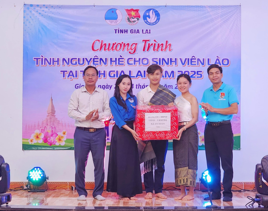 Đại diện chính quyền xã An Toàn tặng quà lưu niệm cho sinh viên 2 nước. Ảnh: ĐVCC img-7725.jpg