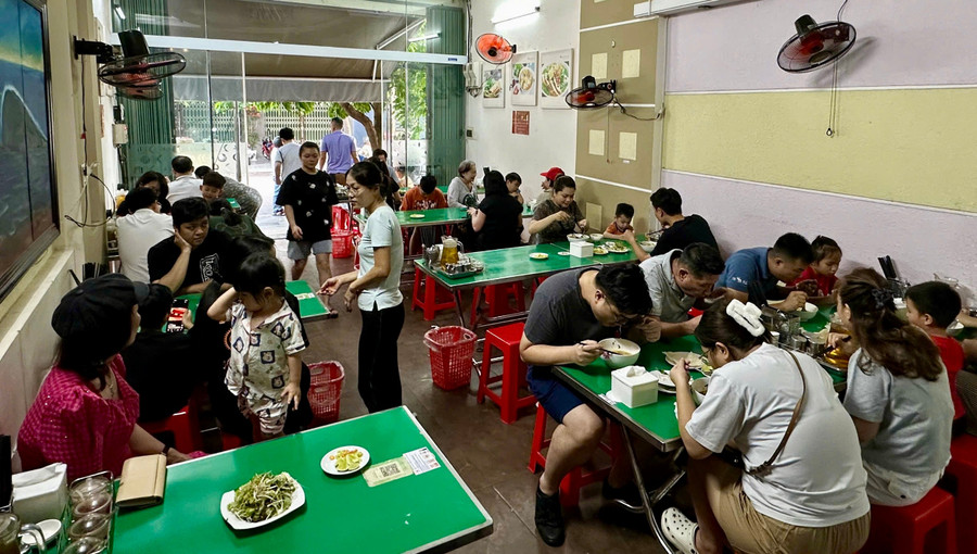 Quán Bún 09 trên đường Hà Huy Tập tấp nập thực khách. img-8124.jpg
