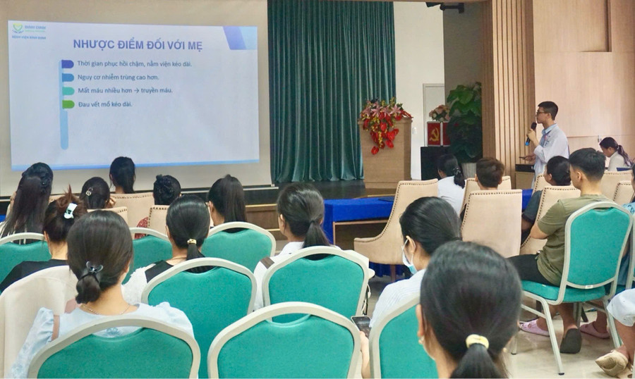 Thạc sĩ Nguyễn Thành Đức cung cấp thêm các thông tin, kiến thức cần thiết tại lớp học tiền sản do Bệnh viện Bình Định tổ chức, ngày 26-7. Ảnh: D.L z6863381200548-63200d3ada91349834035e9b5be06f51.jpg