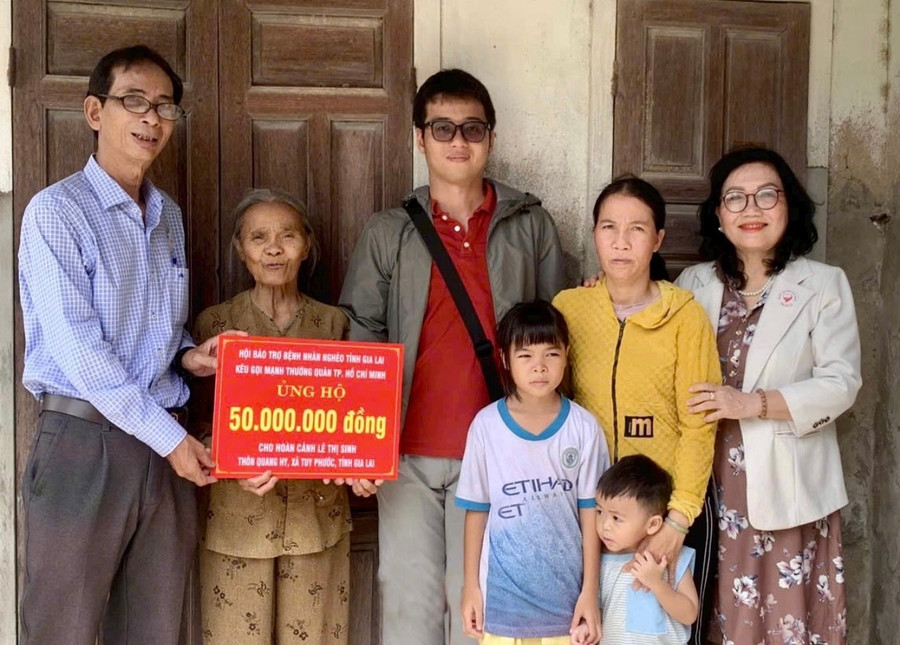 Đại diện Hội Bảo trợ bệnh nhân nghèo tỉnh Gia Lai cùng nhà hảo tâm trao bảng tượng trưng hỗ trợ cho bà Sinh. Ảnh: ĐVCC 6e1a1cc5-ca85-492f-9f69-dc83b0f18975.jpg