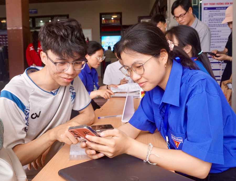 Đoàn viên Trường Đại học Quy Nhơn hỗ trợ tân sinh viên tìm trọ. Ảnh: D.L dsc02892.jpg