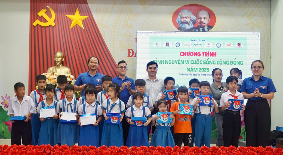 Tặng quà cho học sinh tiểu học có hoàn cảnh khó khăn. Ảnh: D.L dsc02807.jpg