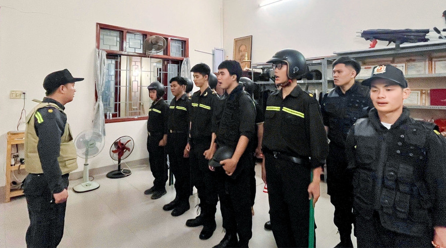 Đội thanh niên xung kích tham gia đảm bảo an ninh trật tự - phòng cháy chữa cháy và cứu nạn, cứu hộ gồm những thanh niên trẻ tuổi muốn góp sức làm điều có ích cho quê hương. Ảnh: ĐVCC Đội thanh niên xung kích tham gia đảm bảo an ninh trật tự - phòng cháy chữa cháy và cứu nạn, cứu hộ gồm những thanh niên trẻ tuổi muốn góp sức làm điều có ích cho quê hương. Ảnh: ĐVCC