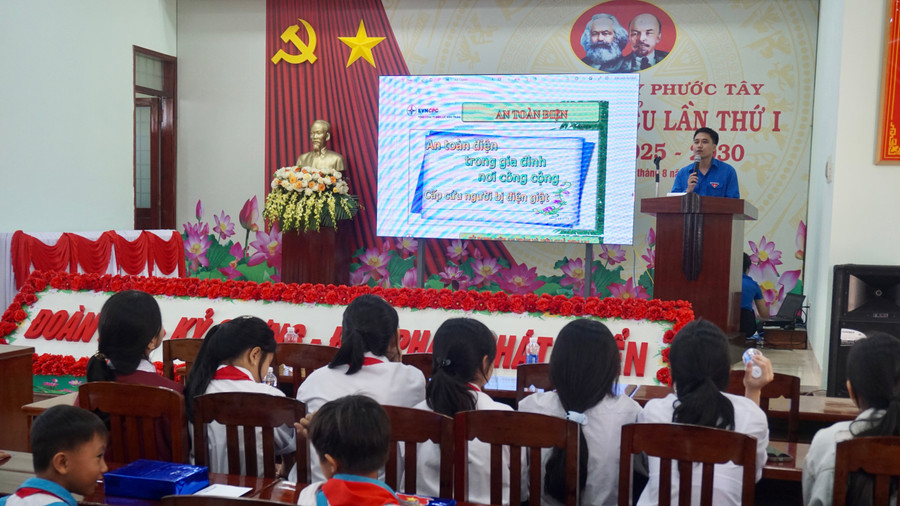 Tuyên truyền sử dụng điện an toàn, tiết kiệm cho học sinh trên địa bàn xã Tuy Phước Tây. Ảnh: D.L dsc02848.jpg