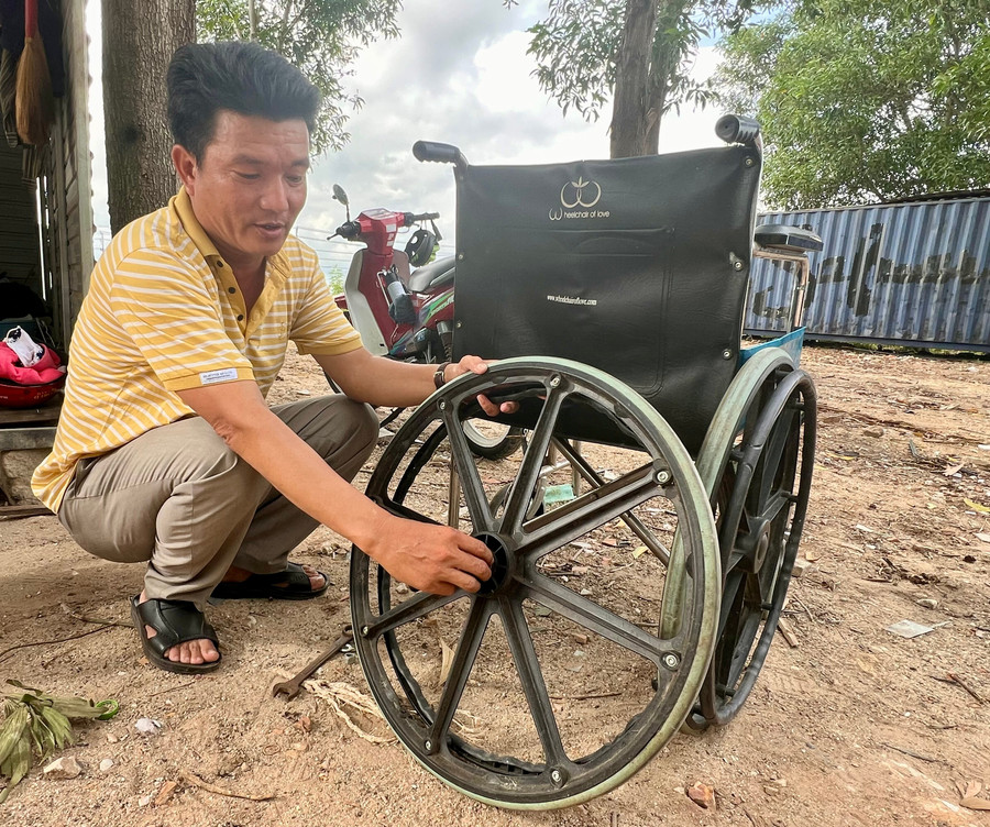 Phụ tùng xe của xe lăn không bán sẵn ngoài thị trường, buộc anh Việt phải nghiên cứu để "độ chế" sao cho phù hợp, an toàn. Ảnh: D.L img-7428.jpg