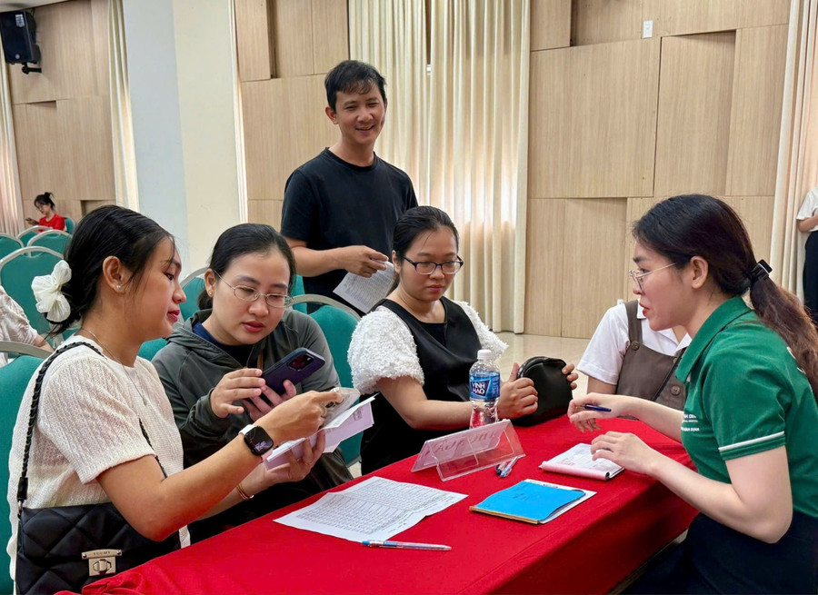 Anh Tây (đứng) luôn đồng hành cùng vợ là chị Nhi (áo đen) trong mỗi lần thăm khám trong suốt thời gian thai kỳ. Ảnh: D.L z6863381206987-d143640aaadd4e2b84c0563af52f7a04.jpg