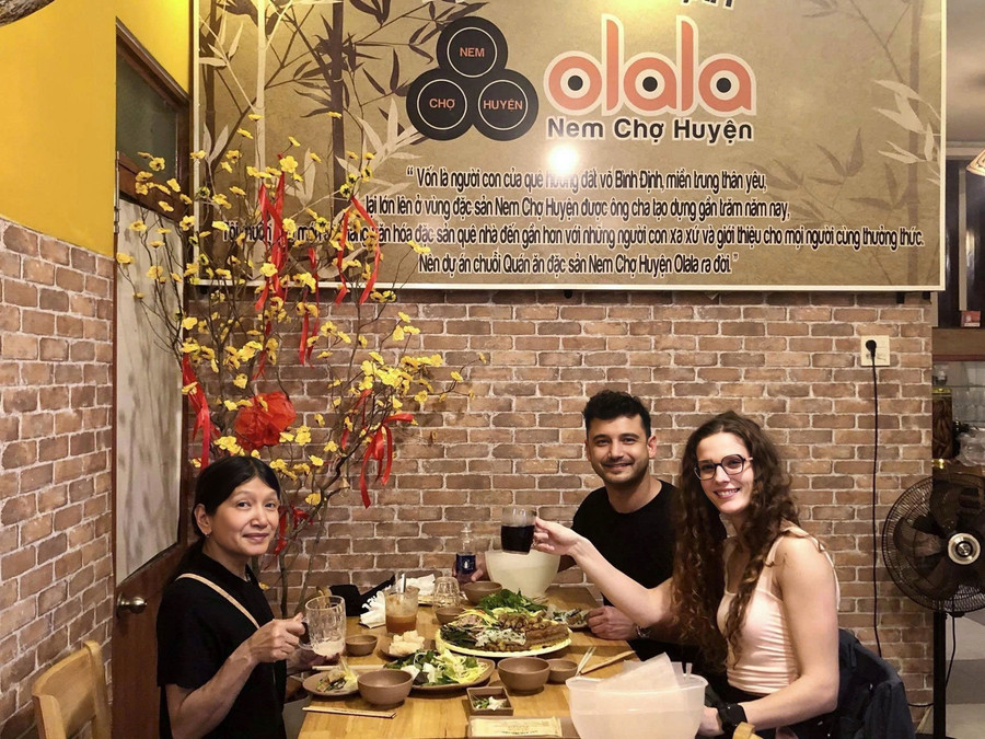 Du khách thích thú với những món ăn lạ miệng tại Nem Chợ Huyện Olala. img-8157.jpg