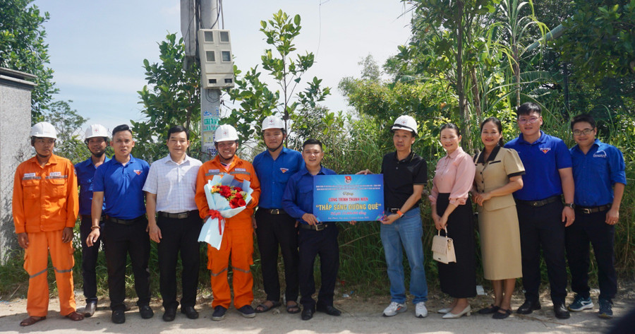 Đoàn Thanh niên Công ty Điện lực Gia Lai trao tặng công trình thanh niên “Thắp sáng đường quê” tại xã Tuy Phước Tây. Ảnh: D.L 1755928256681.jpg