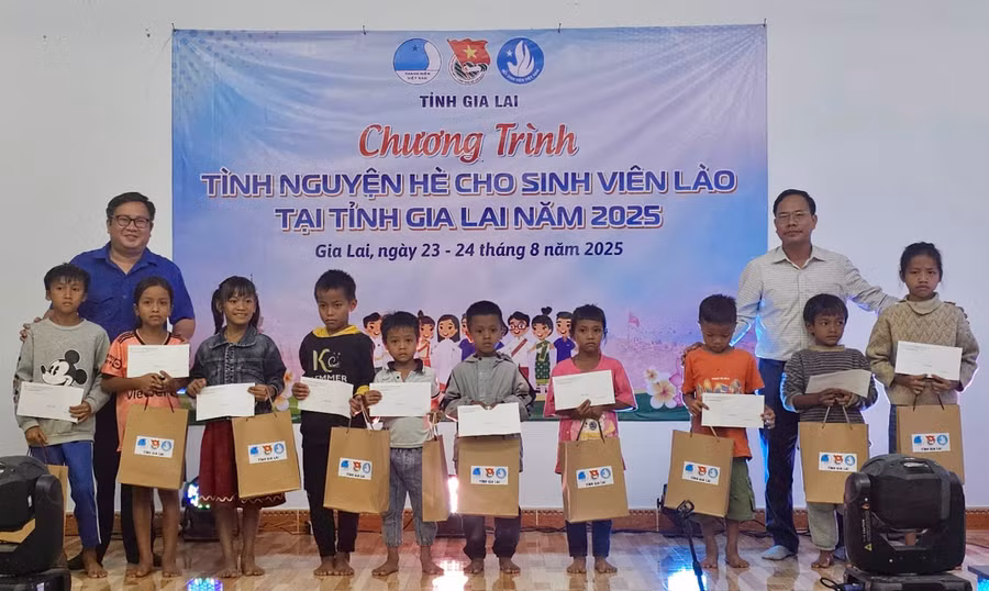 Tặng quà cho trẻ em tại đêm giao lưu văn nghệ. Ảnh: ĐVCC