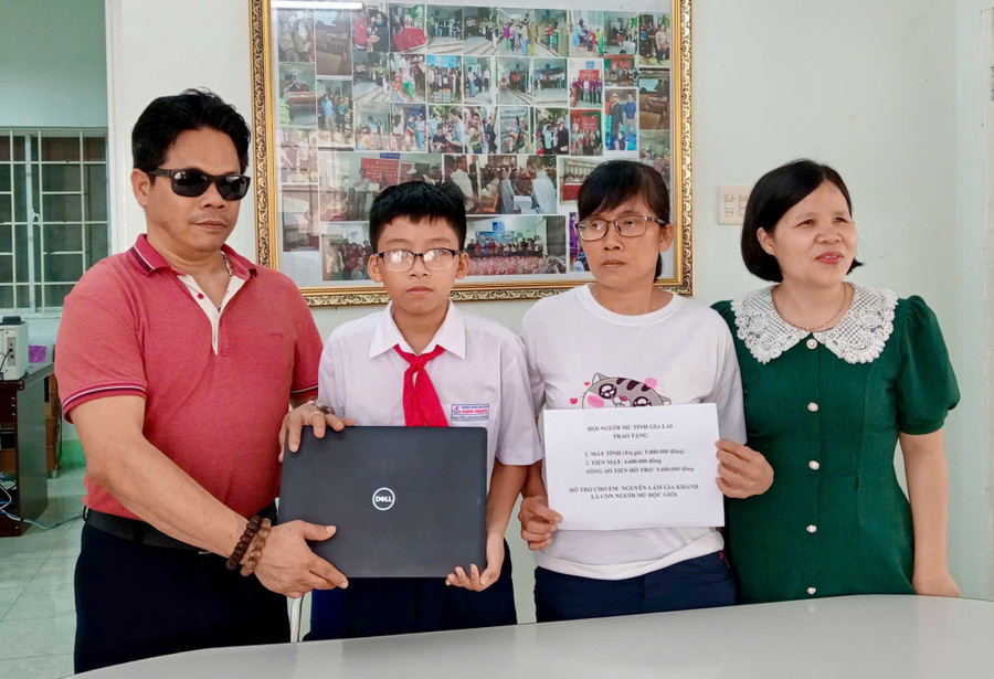 Tặng quà cho em Nguyễn Lâm Gia Khánh. Ảnh: D.L 2-1485.jpg